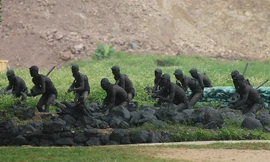 Lính đặc công huấn luyện 'tàng hình' khi đột nhập căn cứ địch