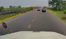 VIDEO: Tài xế ôtô ngủ gật đâm vào sườn container