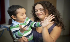 Video: Dùng virus HIV chữa bệnh 'em bé bong bóng'