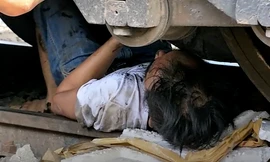 Cảnh sát tháo đường ray, giải cứu người kẹt dưới gầm tàu ở Sài Gòn