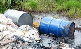 12 thùng hóa chất mùi hôi nồng nặc đen đặc đổ trộm trên Đại lộ Thăng Long