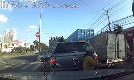 Đi vào đúng điểm mù của xe tải, người phụ nữ bị cán qua