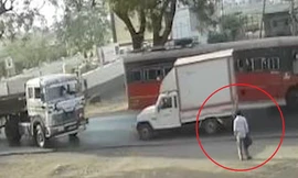 Người đi đường thoát chết sau cú va chạm của 2 xe tải