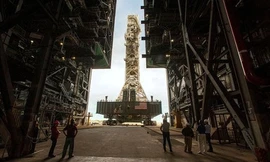 NASA đưa bệ phóng tên lửa đi tránh bão