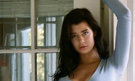 Vẻ ngoài nóng bỏng của hot girl có hai màu mắt