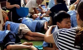 Clip: Sức khỏe của 44 học sinh ăn nhầm bột thông bồn cầu ở Hải Dương giờ ra sao?