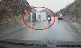 Hòa Bình: Xe tải mất lái đâm vào vách núi
