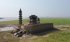 Hồ rộng nhất Trung Quốc cạn nước, lộ hòn đảo cổ nghìn tuổi