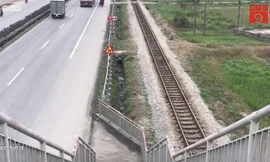 Hải Dương: Thiếu tiền thi công, cầu vượt đi bộ dẫn thẳng xuống quốc lộ 5