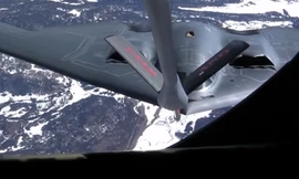 Xem máy bay ném bom tàng hình B-2 tiếp nhiên liệu trên không