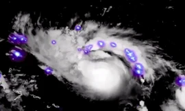 Những tia chớp lóe sáng như pháo hoa từ bão Dorian sắp đổ bộ vào Mỹ