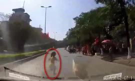 Video: Khoảnh khắc bé gái chạy tạt đầu ô tô khiến người xem thót tim