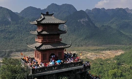 Cả nghìn người đến chiêm bái chùa Tam Chúc lớn nhất thế giới