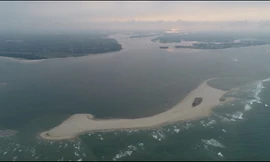 Cận cảnh đảo cát dài hơn 3 km xuất hiện ở cửa biển Hội An