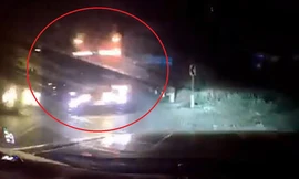 Xe khách vượt ẩu, suýt gây tai nạn trong đêm