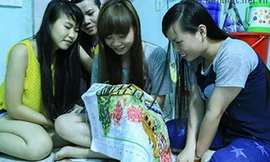 Công nhân không về quê, đón Tết trong khu nhà trọ giản dị