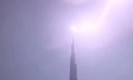 Tòa tháp cao nhất thế giới ở Dubai bị sét đánh trúng
