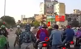 Cô gái bị móc túi giữa ngã tư, tài xế ô tô bóp còi cảnh báo