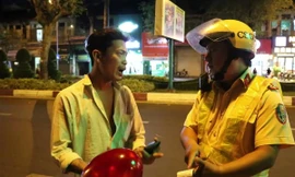 Clip:Người vi phạm nói mình 'không biết chữ' để xin xỏ CSGT và cái kết