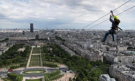 Video: Thử cảm giác mạnh đu người từ trên tháp Eiffel lao nhanh xuống