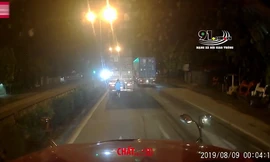 Container đấu đèn đuôi chói mắt, tài xế phía sau dùng sơn đen để giải quyết