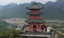 Ngôi chùa làm từ 2.000 tấn đá granit đỏ trên đỉnh núi ở Hà Nam