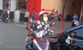 'Ninja lead' ngoan cố thách thức tài xế ô tô khiến cả đoạn đường ùn tắc