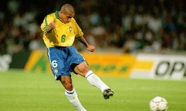 Roberto Carlos tái hiện cú sút phạt 'quả chuối' ở tuổi 46