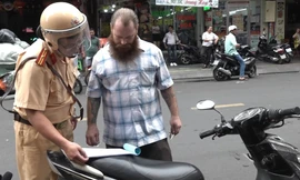 Người nước ngoài bỏ xe máy khi bị CSGT TP HCM xử phạt