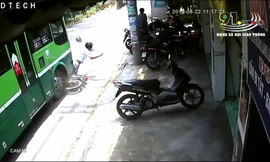 Clip: Bị xe buýt tông bay, nam thanh niên may mắn thoát chết