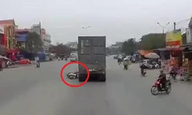 Clip: Xe máy SH tự ngã ra đường, 2 người tử vong dưới bánh container