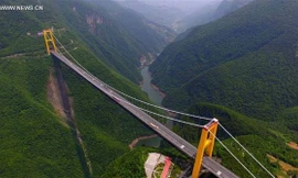 Cây cầu cao 560 m bắc qua núi ở Trung Quốc
