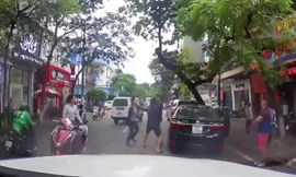 VIDEO: Lái xe “hổ báo” đi ngược chiều gặp đúng thợ săn và cái kết thảm