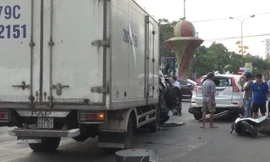 Xe tải lao thẳng vào hàng xe dừng đèn đỏ ở Quảng Bình