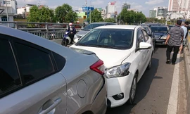 Video: Hiện trường 7 ô tô tông liên hoàn trên cầu vượt ở TP.HCM