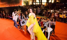 Toàn cảnh Thư Dung 'làm lố' trên thảm đỏ dù không được mời