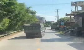 Xe tải liên tục 'nhảy múa' khắp đường ở Hưng Yên