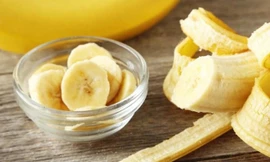 Tự lấy chuối ăn, bé 8 tháng tuổi bị sặc, ngưng thở, tím tái toàn thân