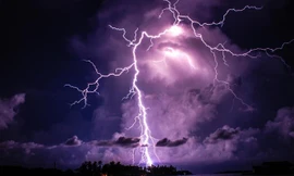 Ngắm hồ nước bị sét đánh liên hoàn suốt 300 ngày/năm