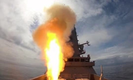 Chiến hạm Anh Denfender phóng tên lửa siêu thanh đánh chặn UAV bay tới