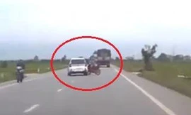 Đột ngột qua đường, người phụ nữ bị ôtô tông văng xuống đường