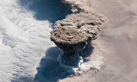 Cột tro bụi núi lửa cao 13 km nhìn từ không gian