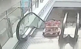 Khoảnh khắc thót tim bé 9 tháng tuổi ngã xuống thang cuốn ở trung tâm thương mại