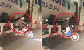 Sốc với hàng loạt xe máy liều chết chui gầm xe bồn để thoát tắc đường