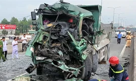 VIDEO: Hiện trường xe ben bẹp dúm sau tai nạn trên cầu vượt An Sương ở Sài Gòn