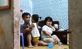 Cận cảnh cuộc sống của đôi vợ chồng tí hon, chỉ cao 1m giữa Hà Nội