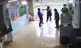 Bảo vệ ngân hàng bị cướp rút súng bắn