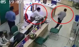 Clip: Liều lĩnh cướp iPhone XS Max trong cửa hàng, thanh niên lĩnh cái kết đắng