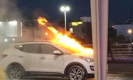 Ôtô bốc cháy khi đang đỗ ở sân bay Đà Nẵng