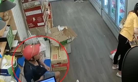 Vờ mua hàng rồi trộm liên tiếp 2 chiếc điện thoại ở Hà Nội